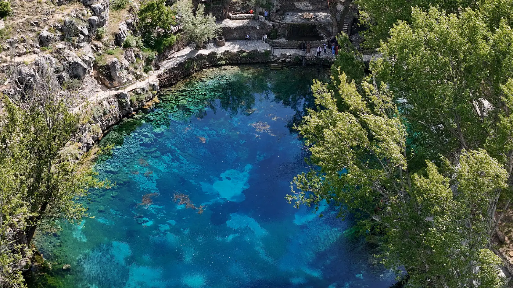 Gökpınar Gölü turkuaz tonu ile dikkat çekiyor