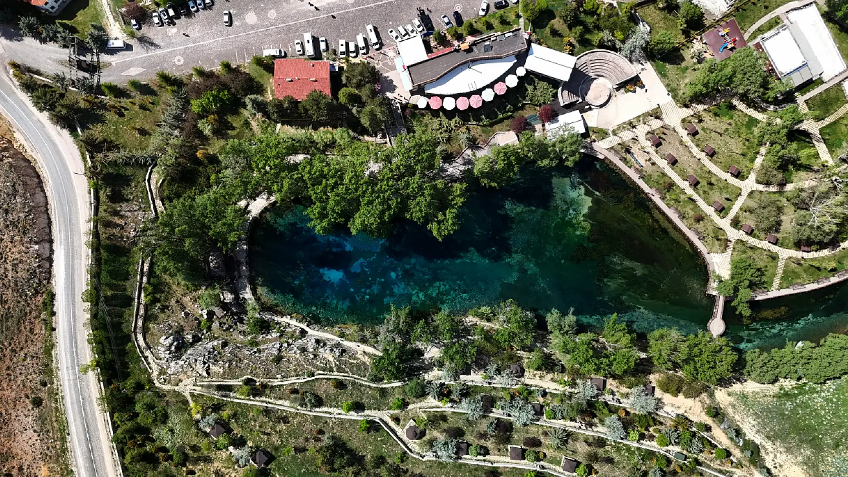 Gökpınar Gölü turkuaz tonu ile dikkat çekiyor