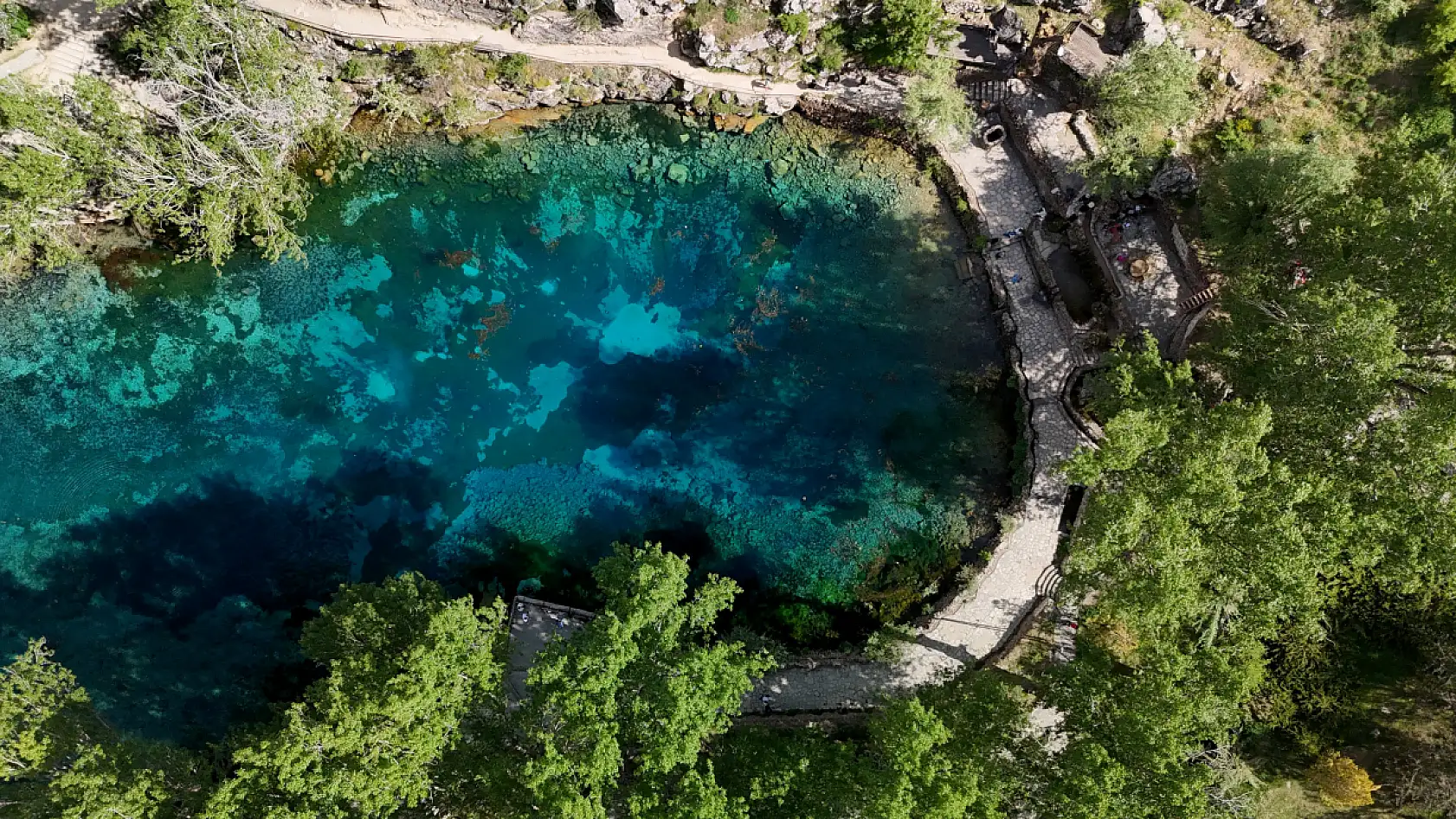 Gökpınar Gölü turkuaz tonu ile dikkat çekiyor