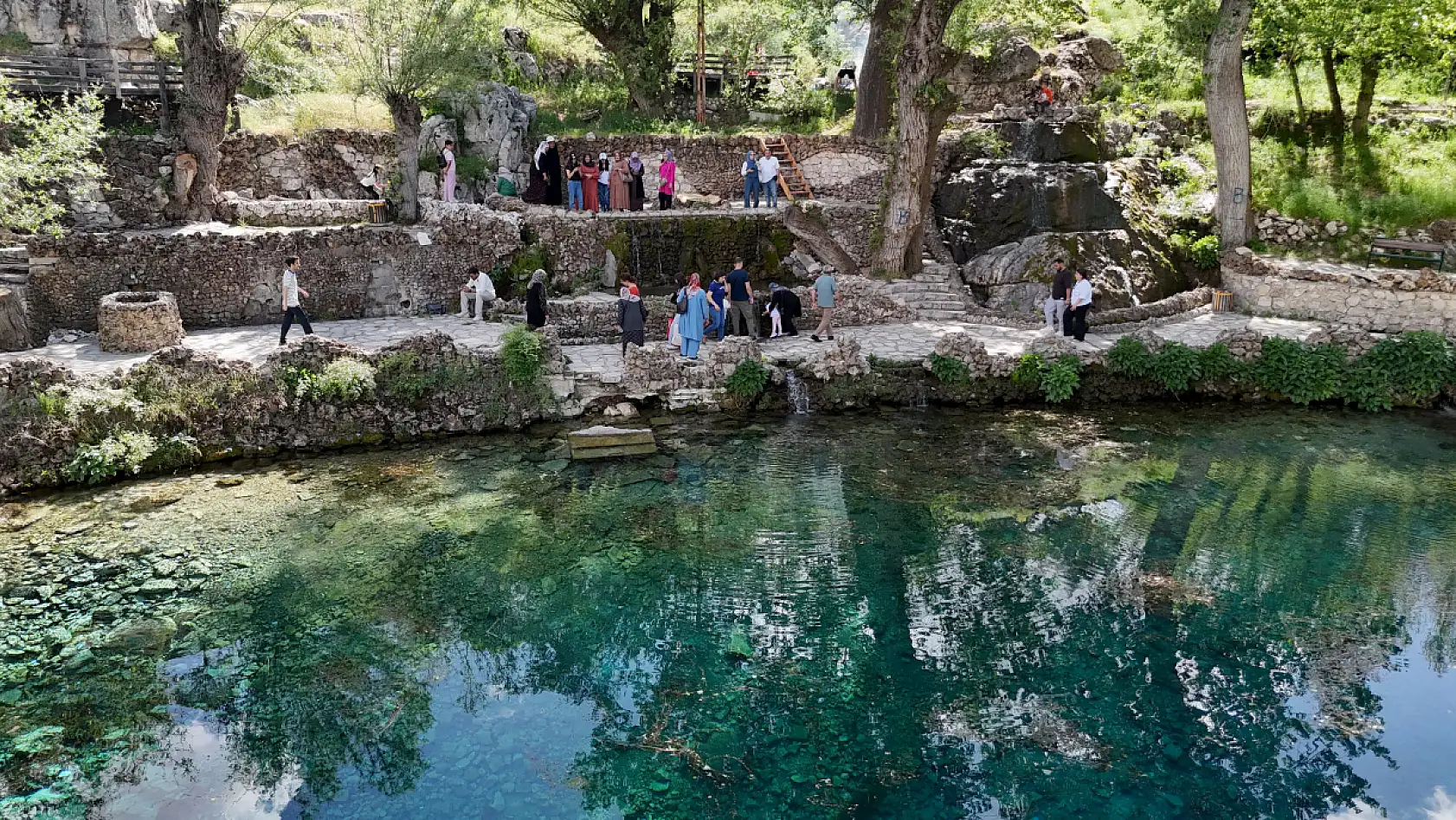 Gökpınar Gölü turkuaz tonu ile dikkat çekiyor