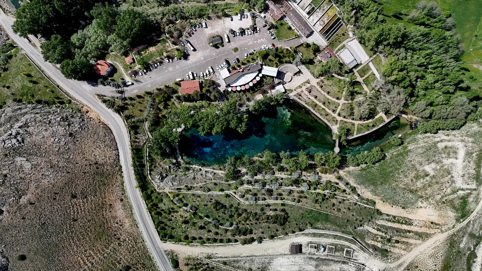 Gökpınar Gölü turkuaz tonu ile dikkat çekiyor