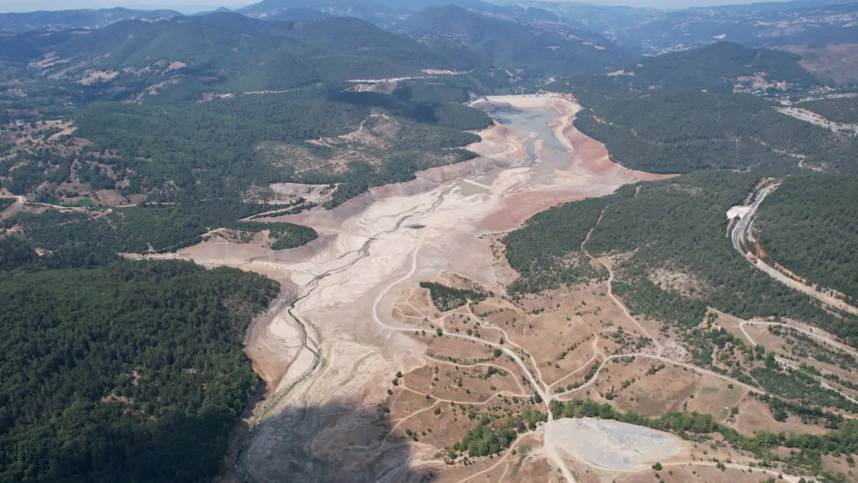 Baraj tamamen kurudu