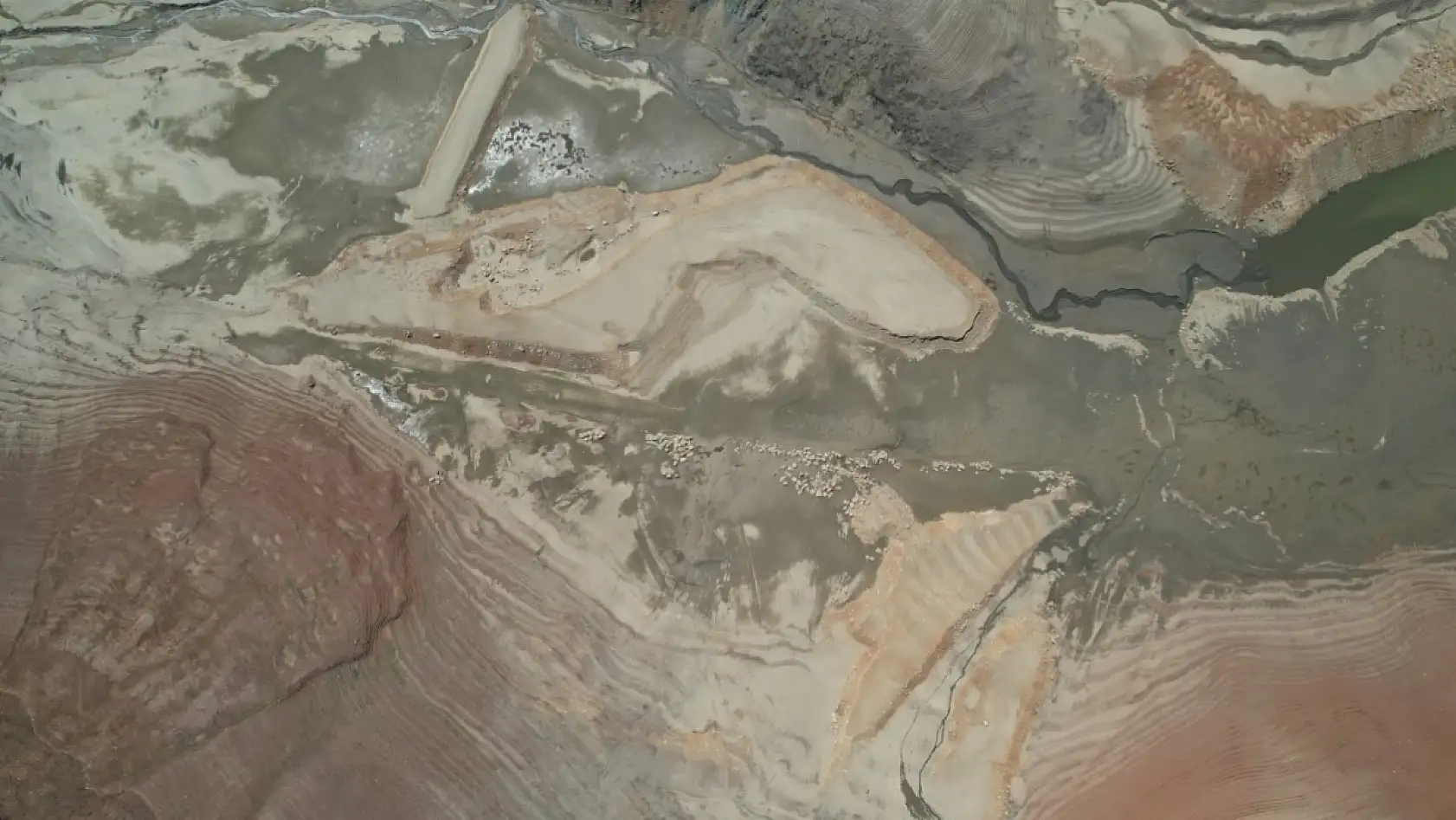 Baraj tamamen kurudu