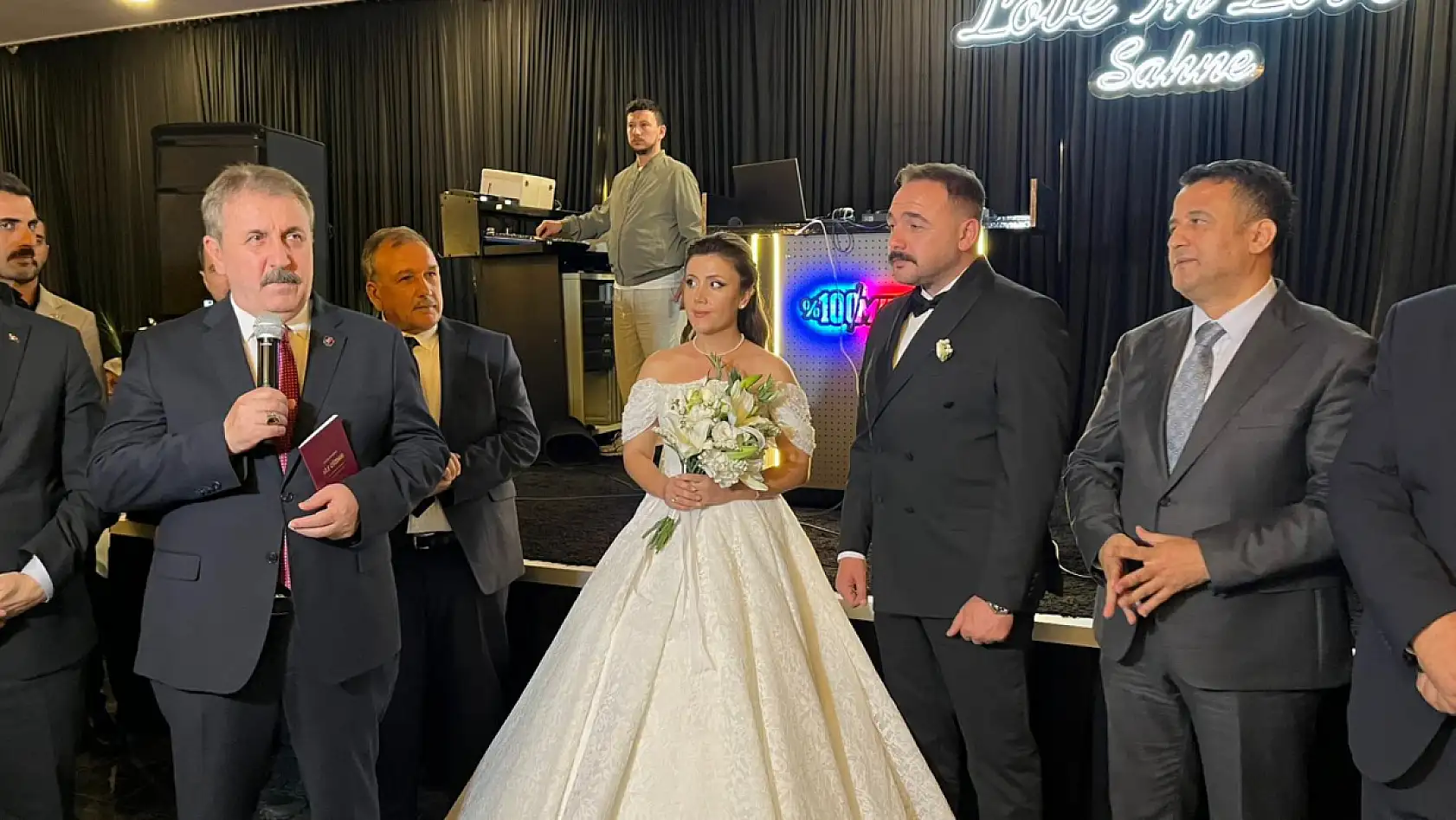 BAŞKANIN MUTLU GÜNÜ… KIZINI EVLENDİRDİ