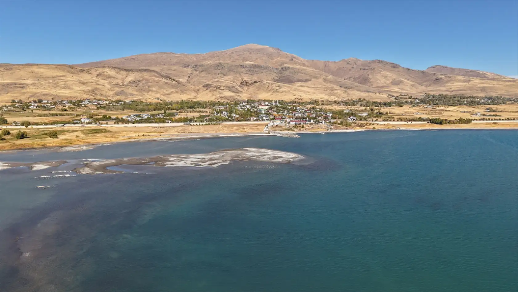 Van Gölü'nde Su Çekildi, 100 Yıllık İskele Gün Yüzüne Çıktı!