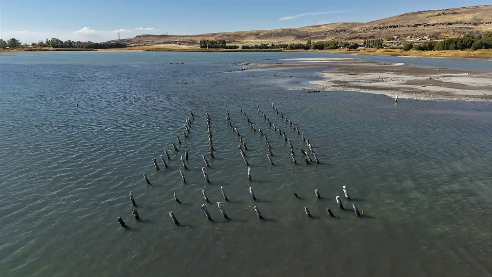 Van Gölü'nde Su Çekildi, 100 Yıllık İskele Gün Yüzüne Çıktı!