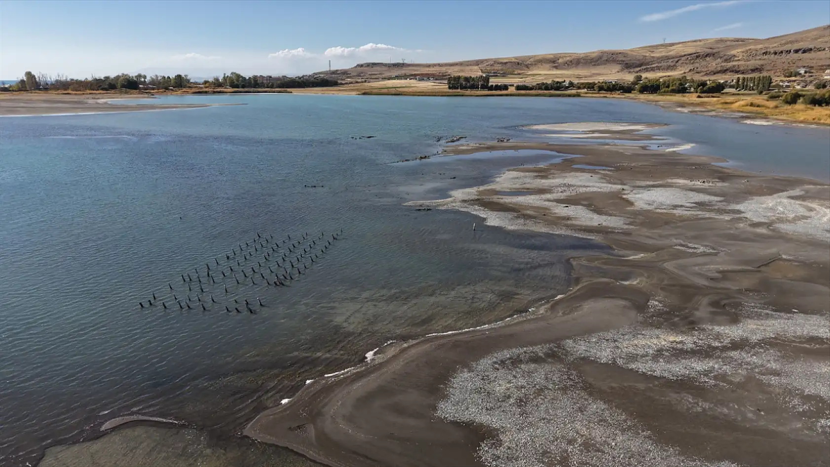 Van Gölü'nde Su Çekildi, 100 Yıllık İskele Gün Yüzüne Çıktı!