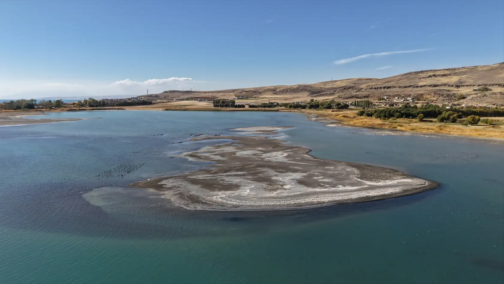 Van Gölü'nde Su Çekildi, 100 Yıllık İskele Gün Yüzüne Çıktı!