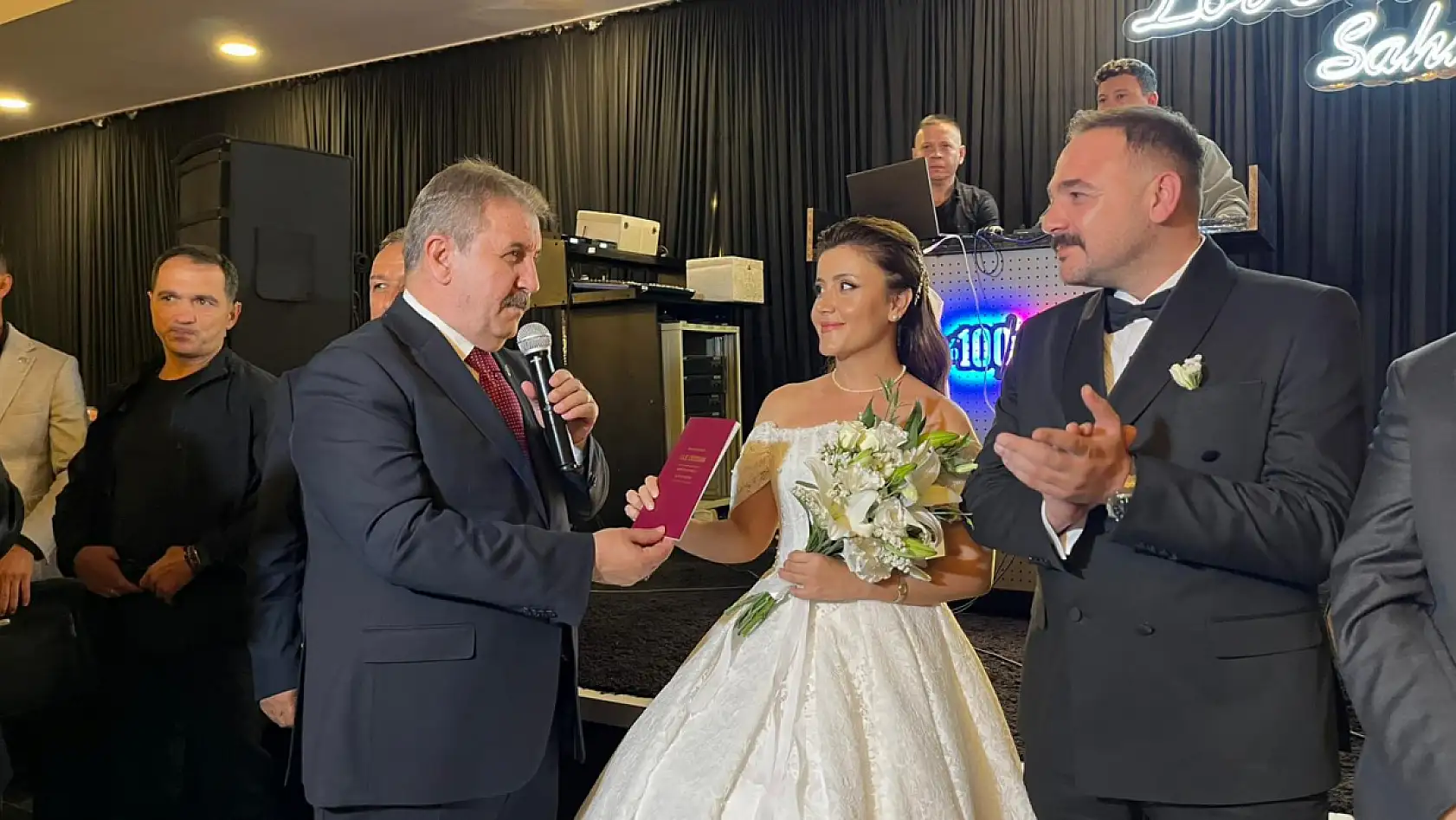 BAŞKANIN MUTLU GÜNÜ… KIZINI EVLENDİRDİ