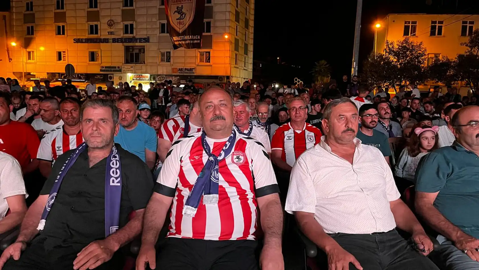 Cumhuriyet Meydanı kırmızı-beyaza büründü