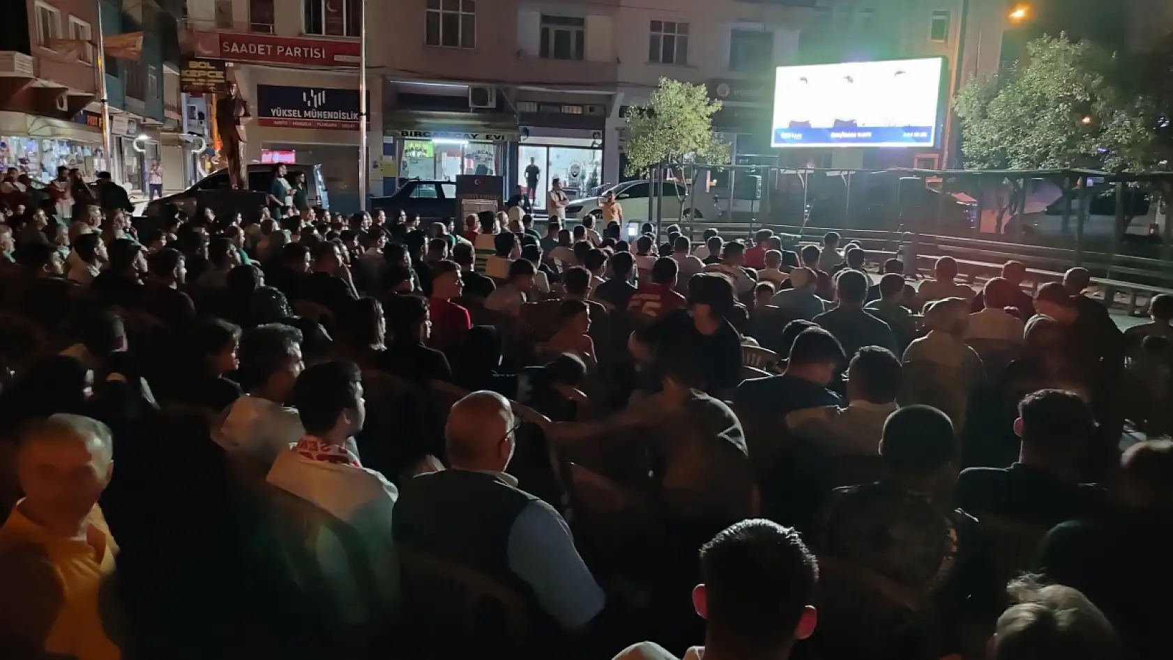 Cumhuriyet Meydanı kırmızı-beyaza büründü