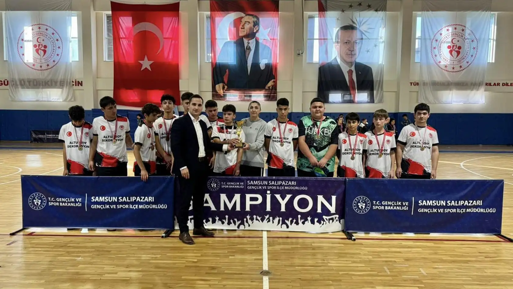 Salıpazarı'nda gençler futsal turnuvası tamamlandı