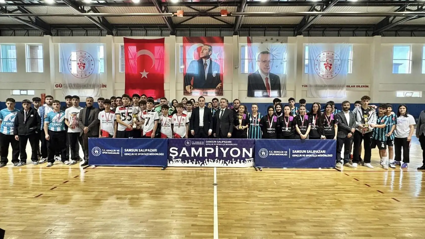 Salıpazarı'nda gençler futsal turnuvası tamamlandı