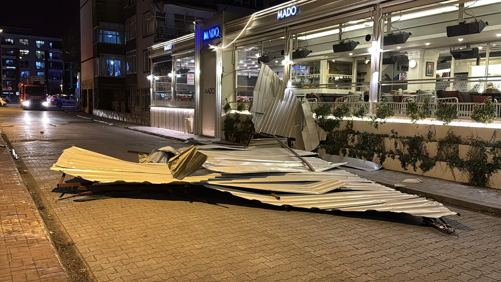 Samsun'da kuvvetli rüzgar çatı uçurdu