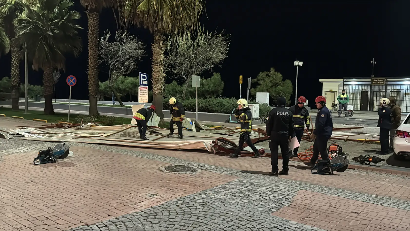 Samsun'da kuvvetli rüzgar çatı uçurdu