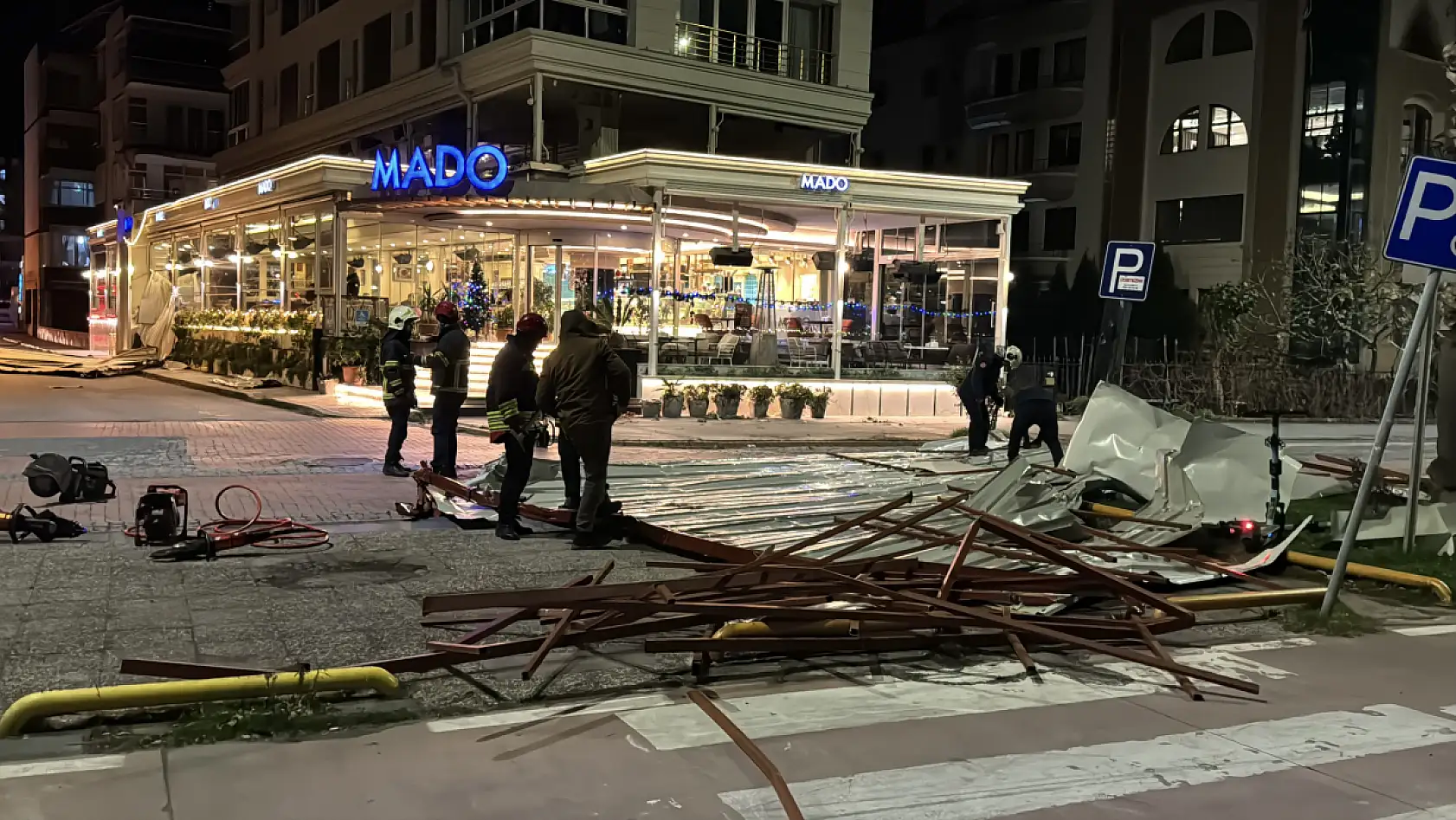 Samsun'da kuvvetli rüzgar çatı uçurdu