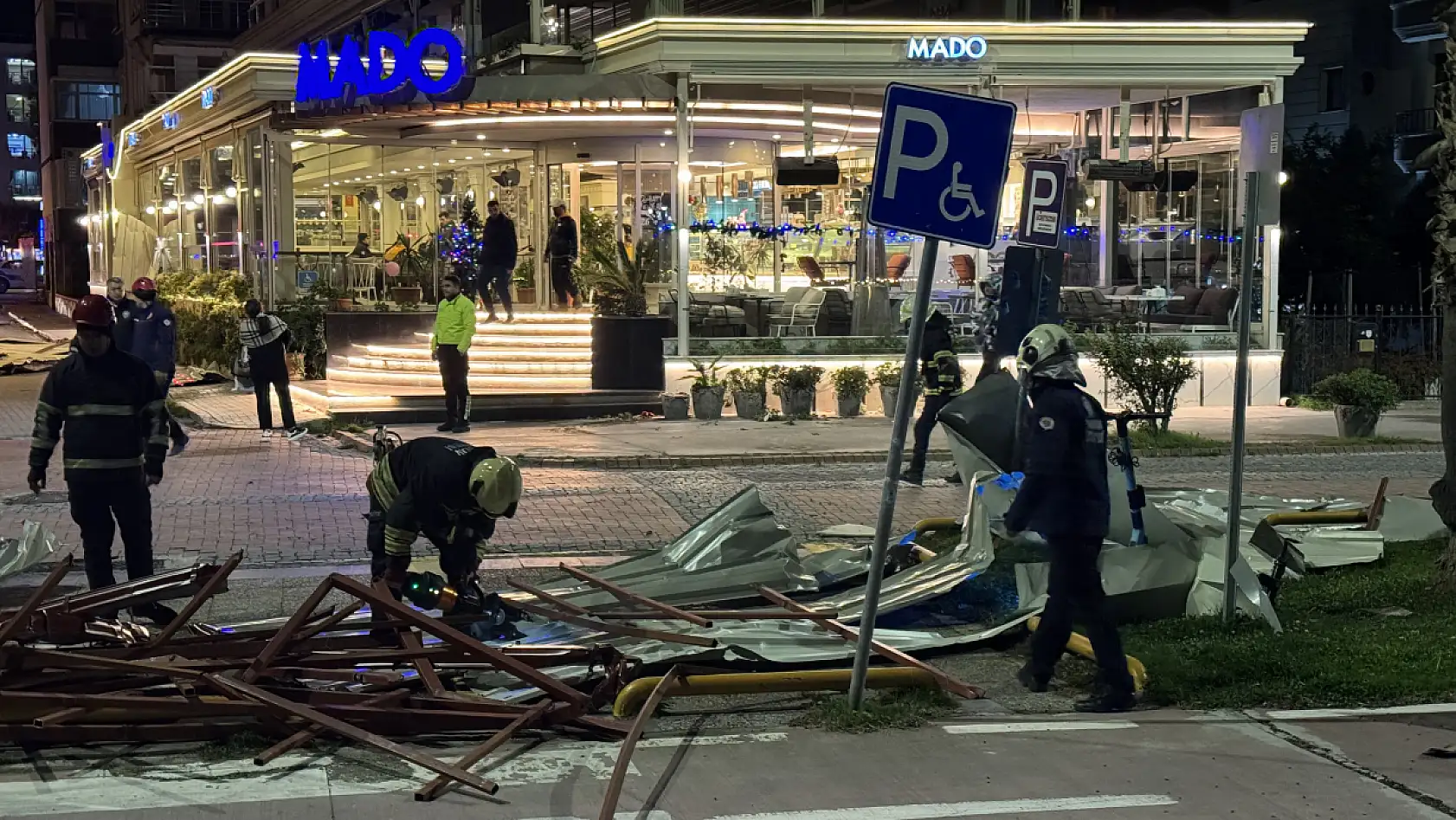 Samsun'da kuvvetli rüzgar çatı uçurdu