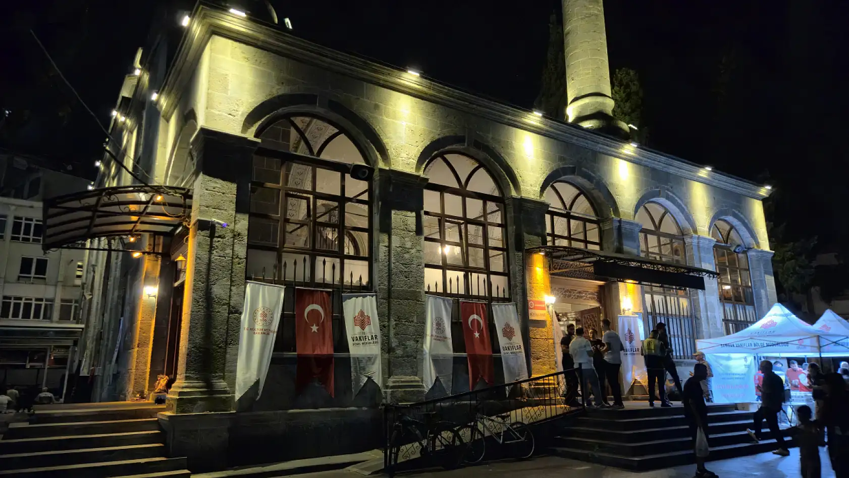 Mevlid kandilinde camiler doldu! Eller semaya açıldı