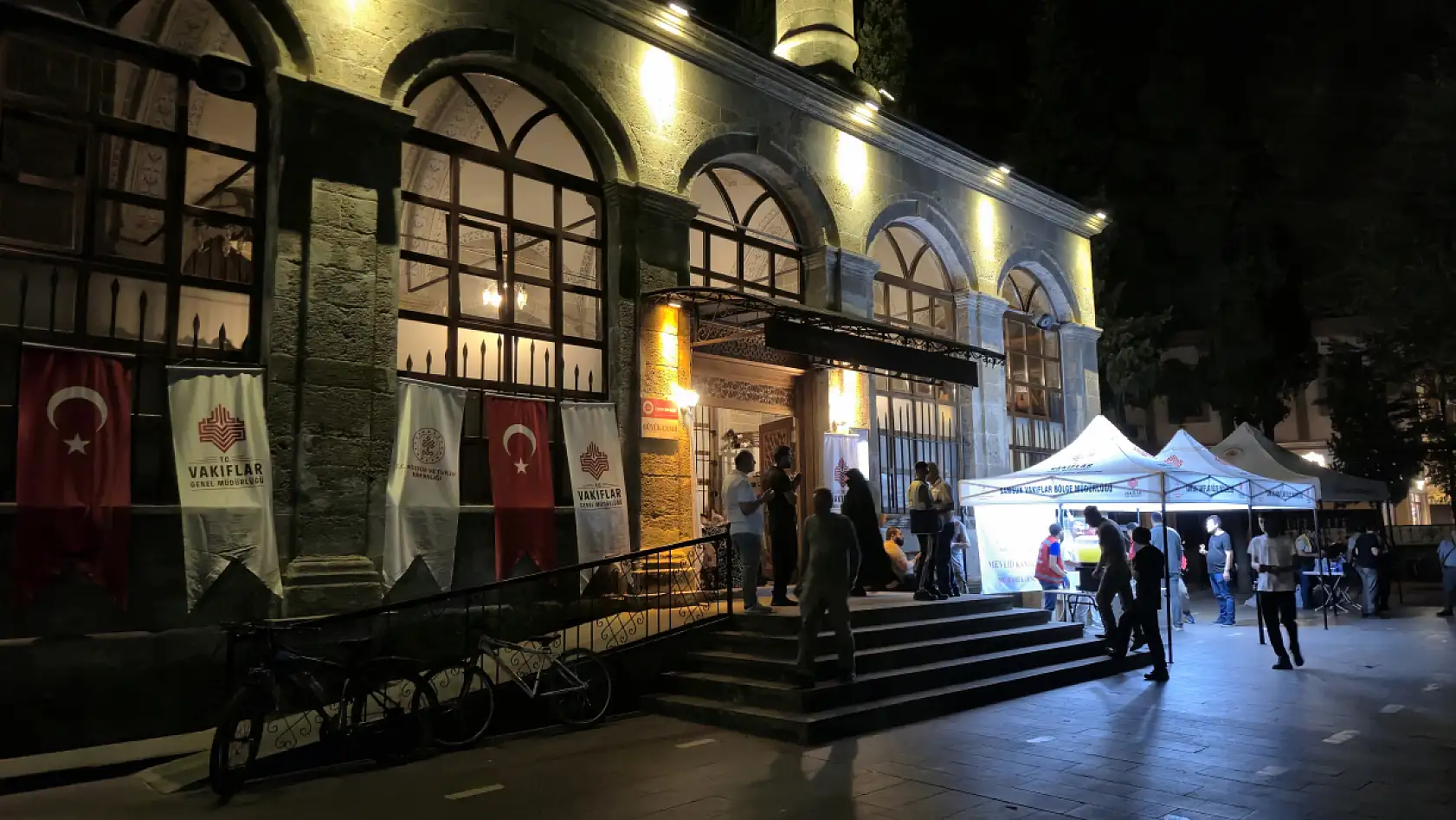 Mevlid kandilinde camiler doldu! Eller semaya açıldı