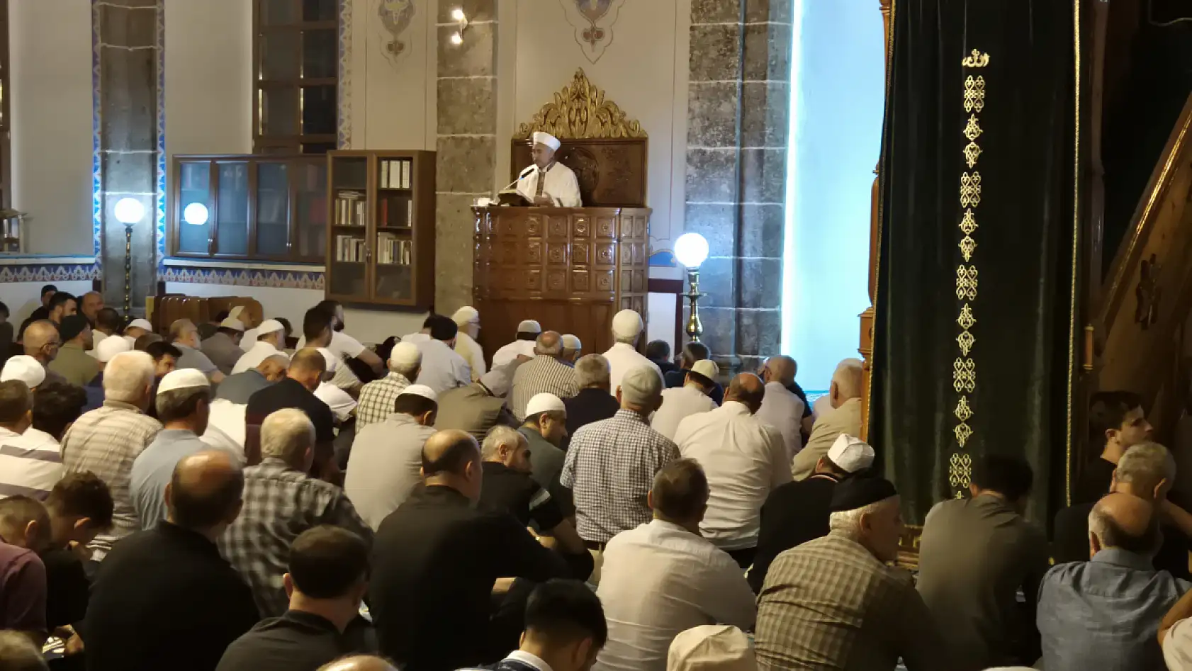 Mevlid kandilinde camiler doldu! Eller semaya açıldı