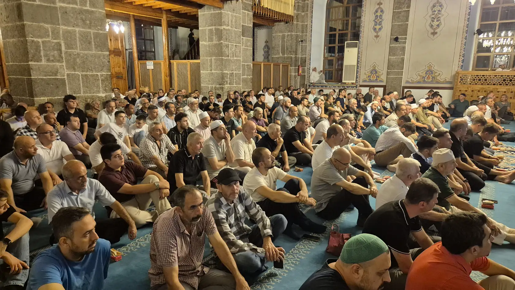 Mevlid kandilinde camiler doldu! Eller semaya açıldı