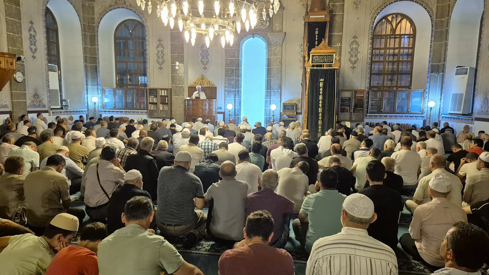 Mevlid kandilinde camiler doldu! Eller semaya açıldı