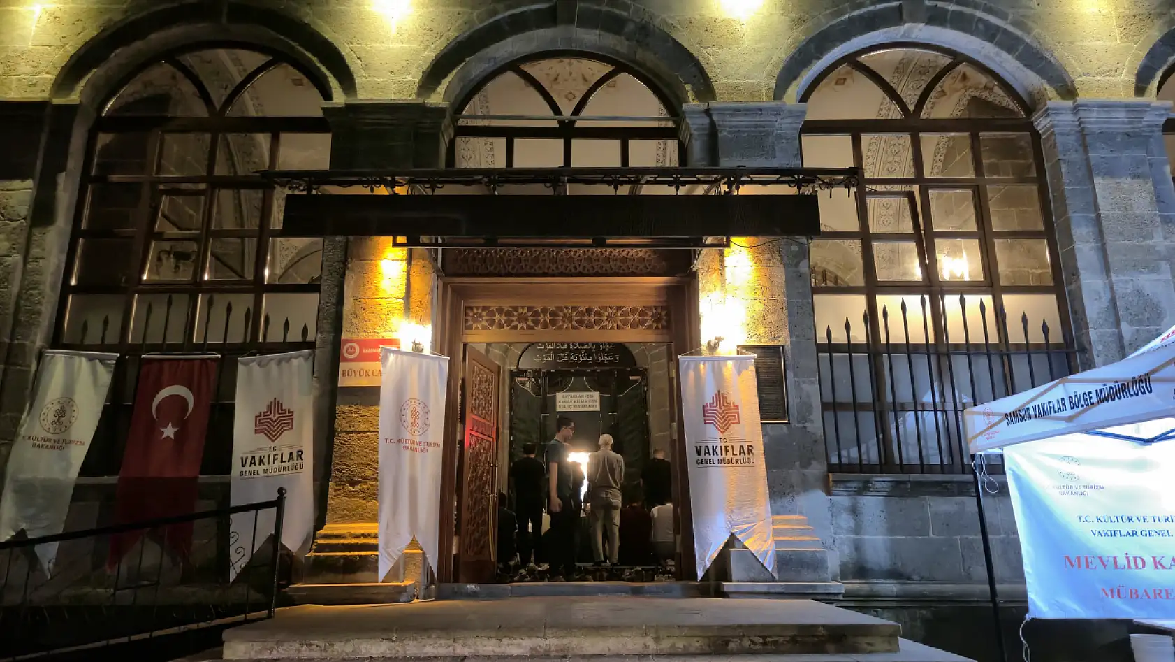 Mevlid kandilinde camiler doldu! Eller semaya açıldı