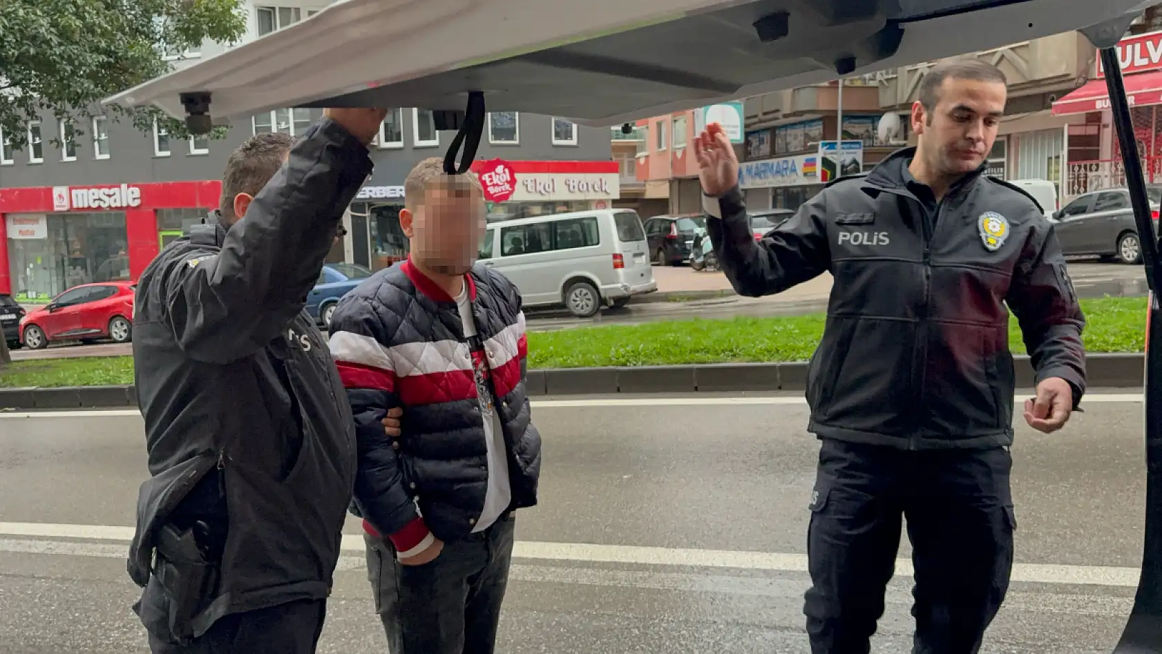 Kapı camını kırıp girdiği avizeci dükkânında uyuyakaldı