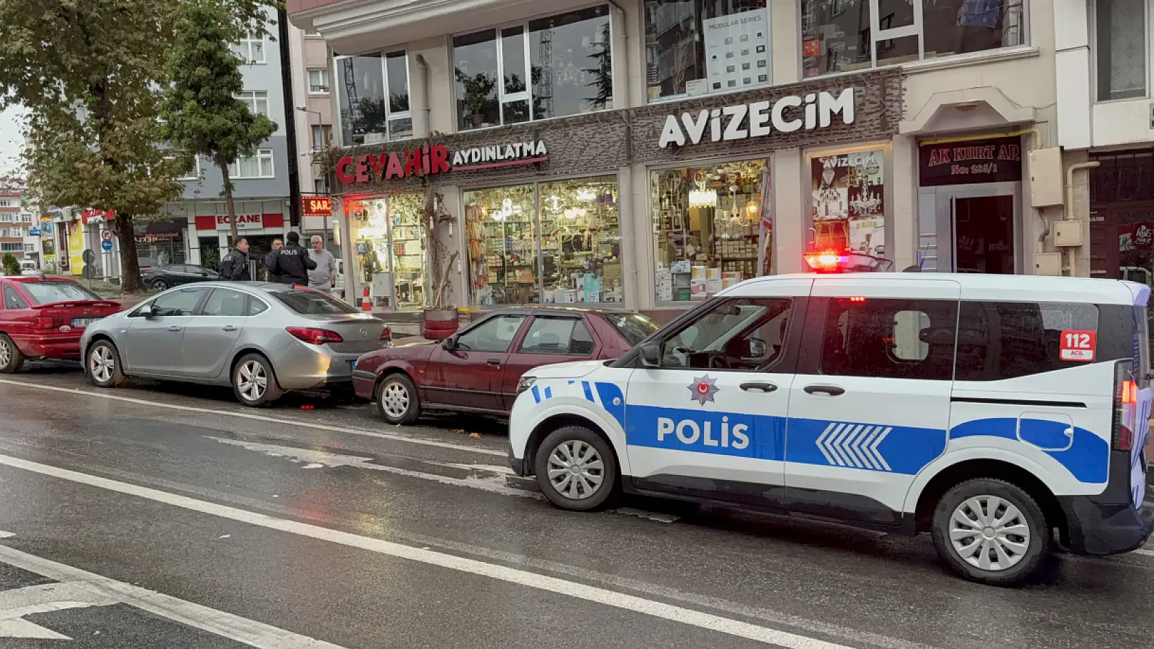 Kapı camını kırıp girdiği avizeci dükkânında uyuyakaldı