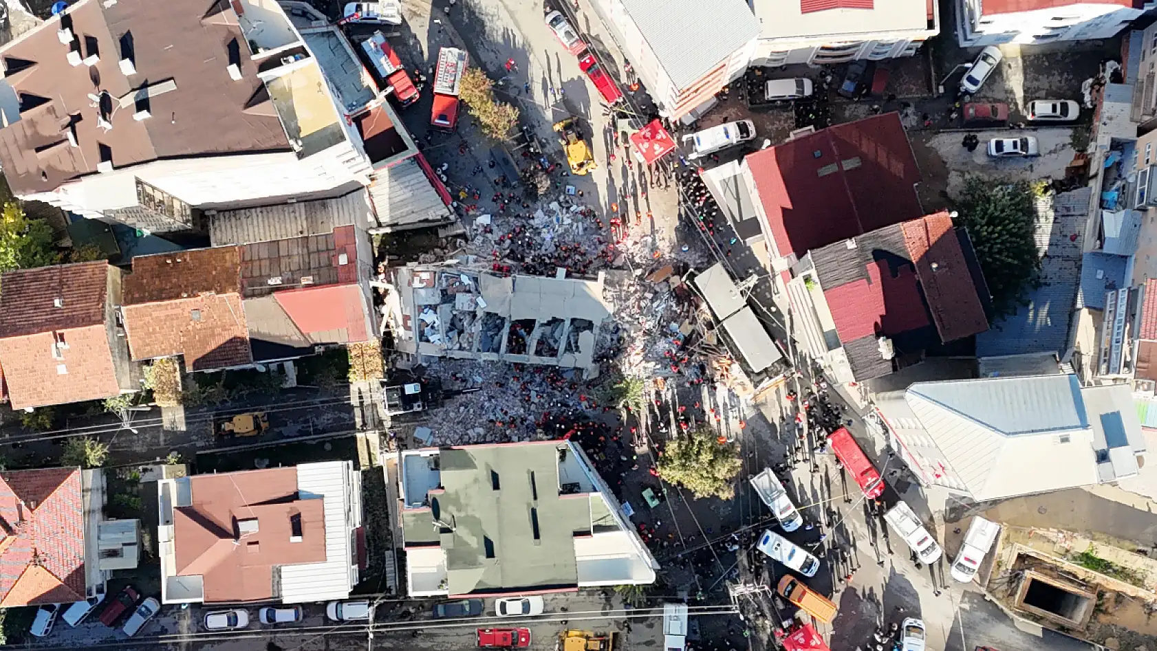 Kocaeli'de çöken 6 katlı binanın enkazı havadan görüntülendi