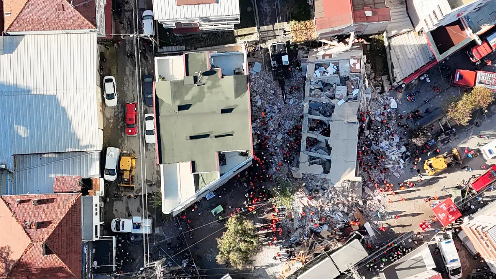 Kocaeli'de çöken 6 katlı binanın enkazı havadan görüntülendi