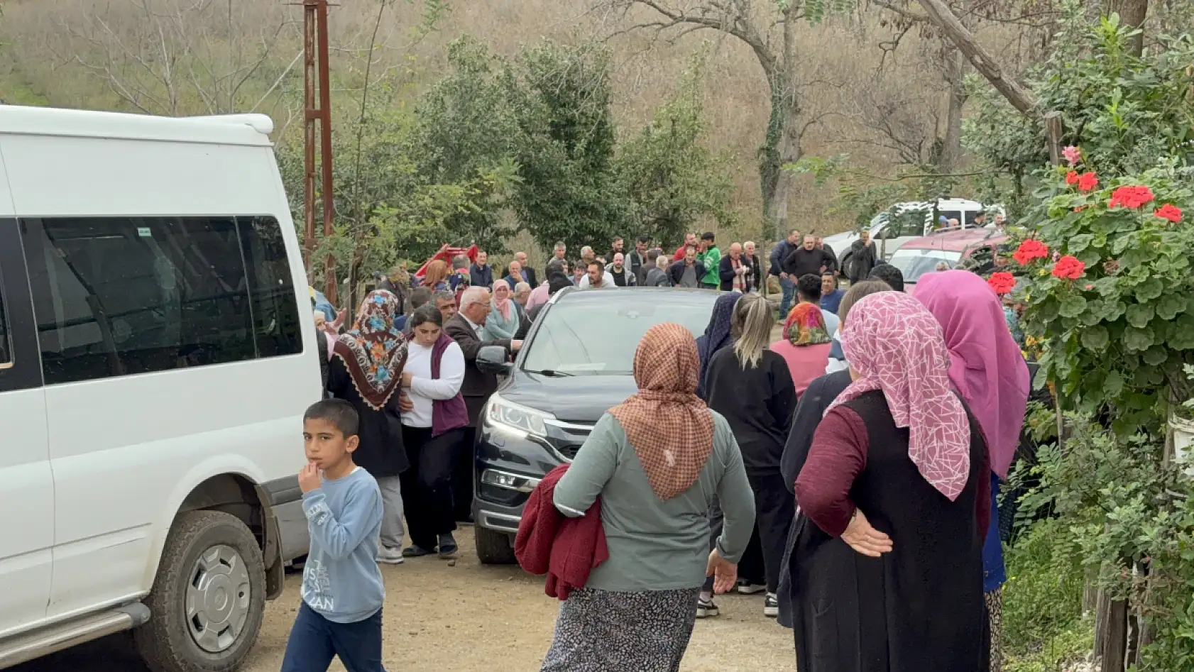Komşusuna ağaç kesiminde yardım ederken hayatını kaybetti