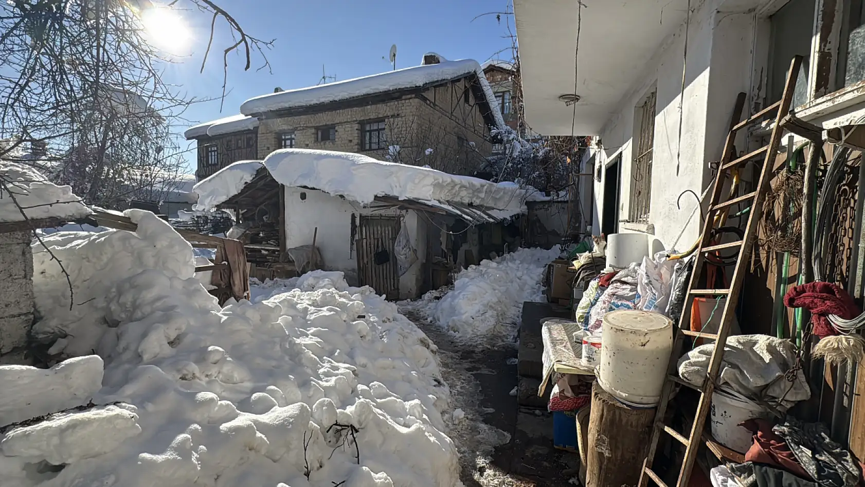 Karabük'te 80 yaşındaki bir kadın, evinin arka bahçesinde donmuş halde ölü bulundu