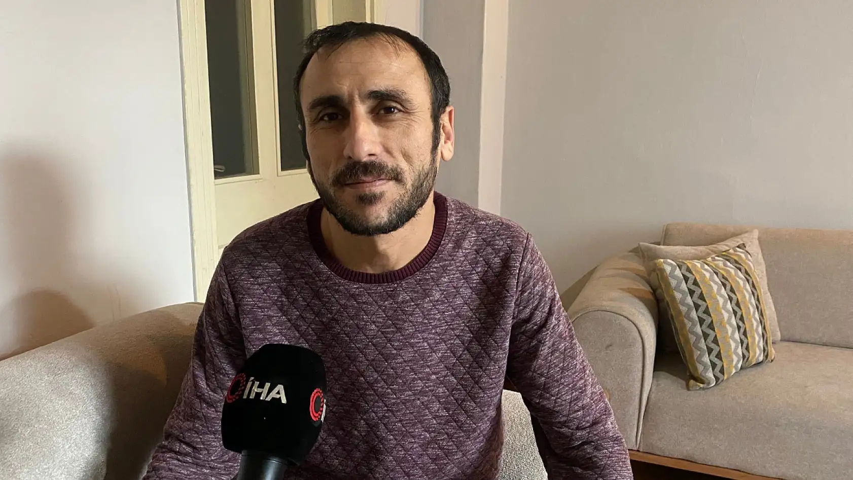 Karlı yolda yaban domuzunu elleriyle yakaladı