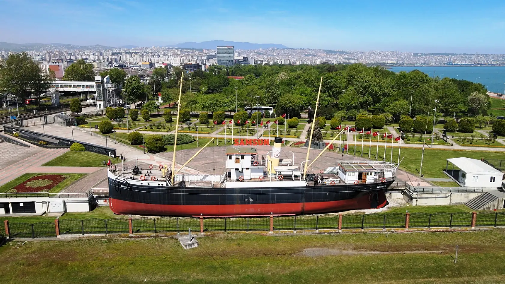 Bandırma Vapuru Karadan Yürütülerek Tütün İskelesi'ne Taşınacak