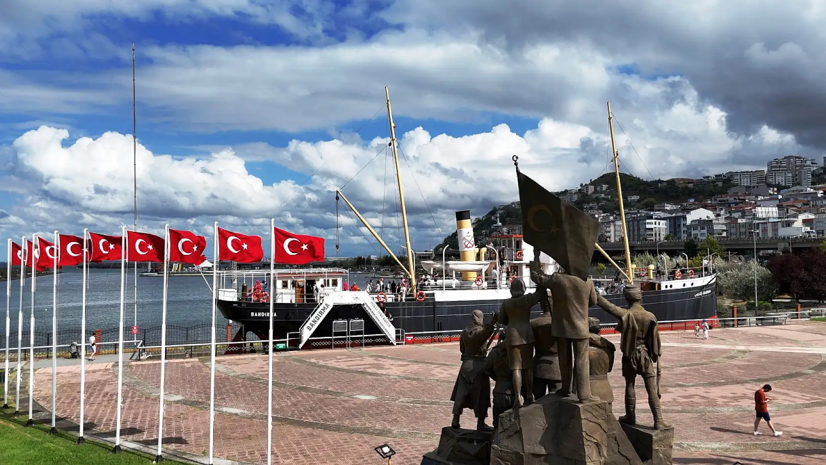 Bandırma Vapuru Karadan Yürütülerek Tütün İskelesi'ne Taşınacak