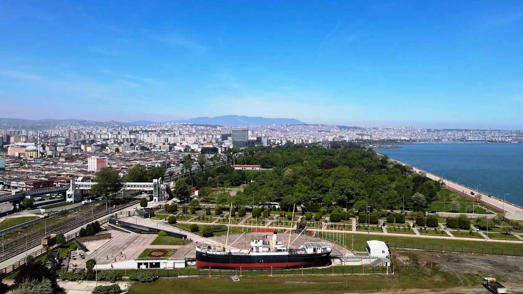Bandırma Vapuru Karadan Yürütülerek Tütün İskelesi'ne Taşınacak