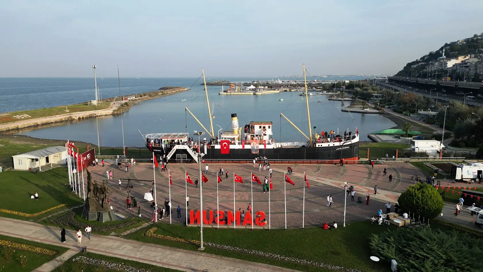 Bandırma Vapuru Karadan Yürütülerek Tütün İskelesi'ne Taşınacak