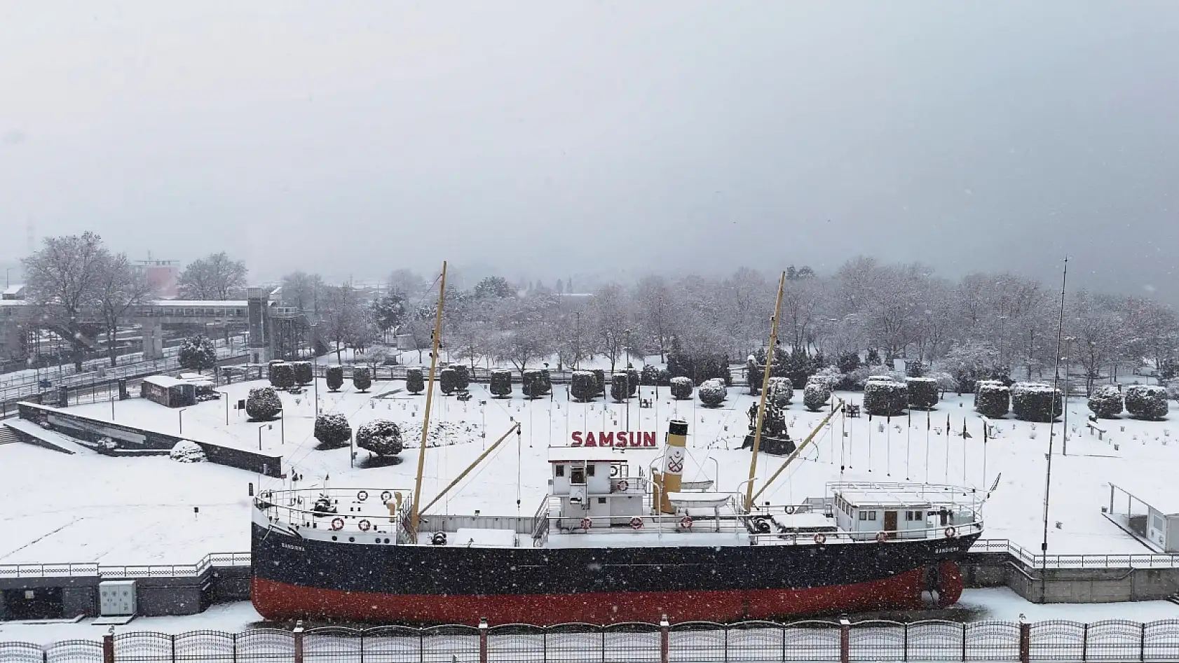 Bandırma Vapuru Karadan Yürütülerek Tütün İskelesi'ne Taşınacak