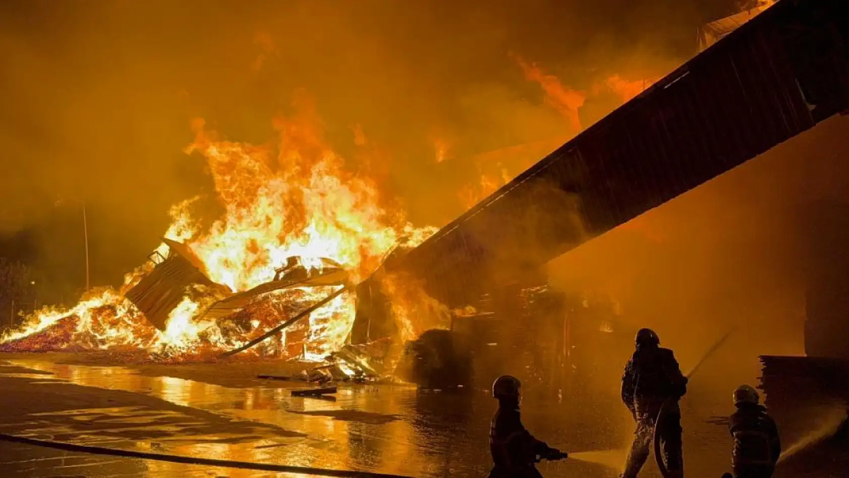 Samsun'da Kereste Fabrikası Alev Alev!