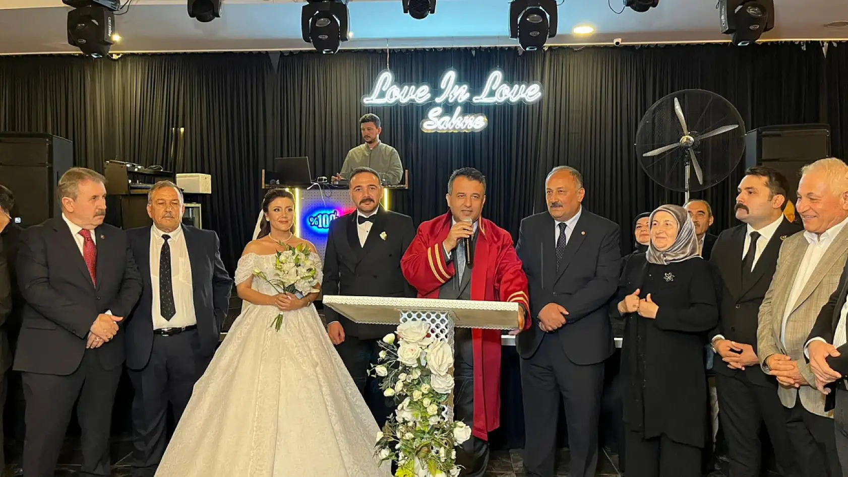 BAŞKANIN MUTLU GÜNÜ… KIZINI EVLENDİRDİ