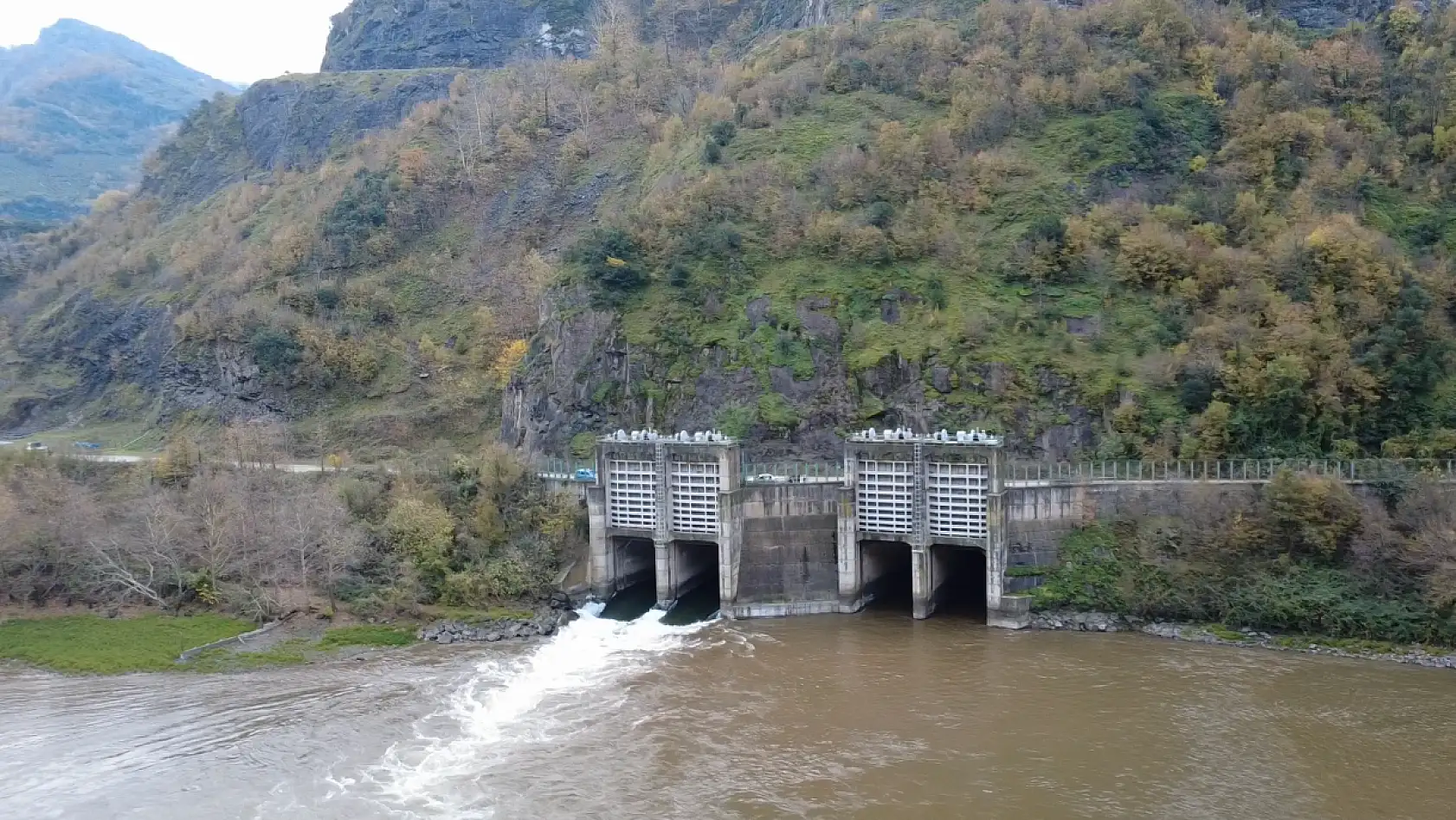 Yeşilırmak'ta Hareketlilik! Günler sonra baraj kapağı açıldı!