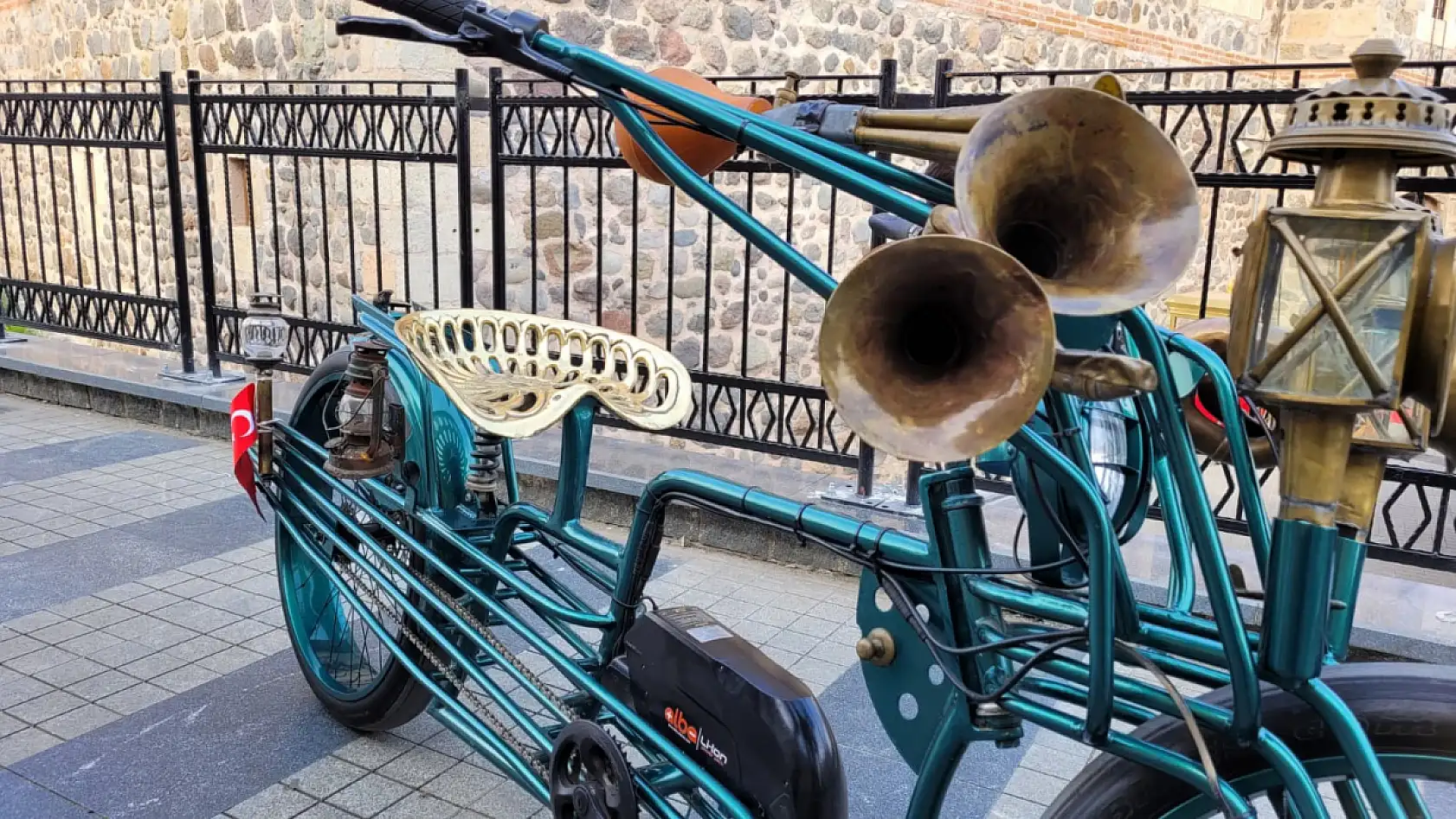 Traktör farını söktü, fayton fenerini taktı: Bu bisiklet 4 yıllık inatla yapıldı!