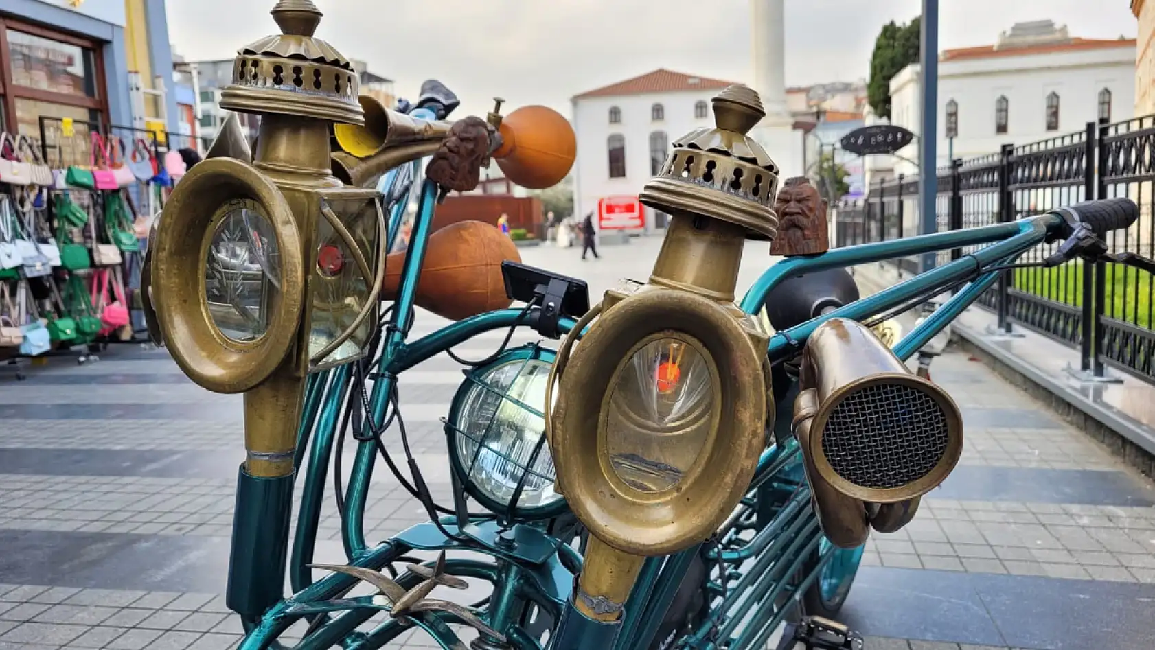 Traktör farını söktü, fayton fenerini taktı: Bu bisiklet 4 yıllık inatla yapıldı!