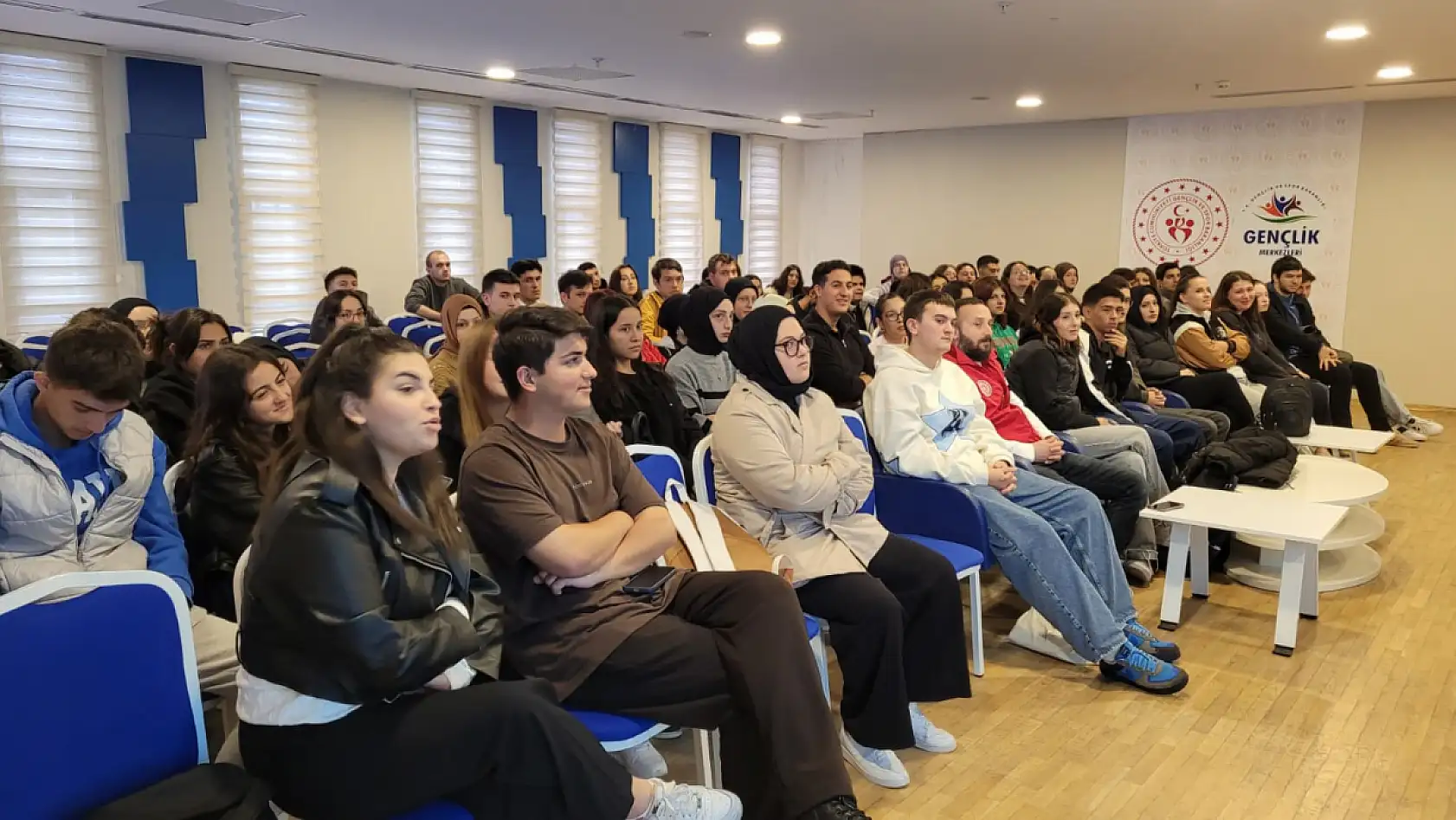 Yeşilay'dan gençlere bağımlılıkla mücadele semineri