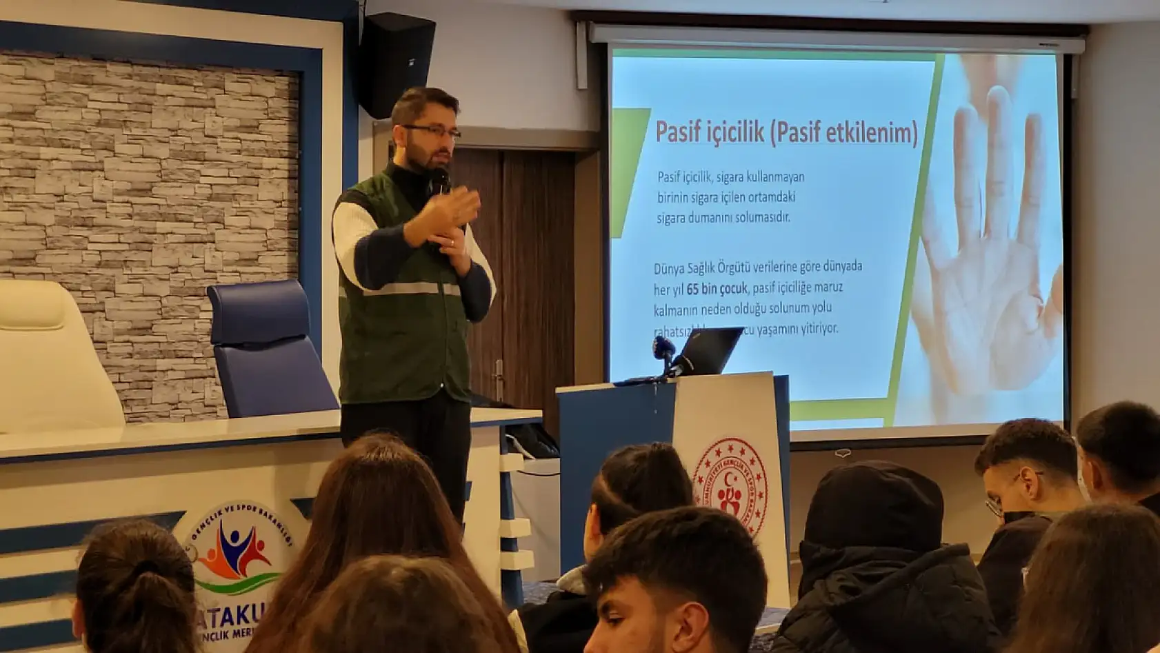 Yeşilay'dan gençlere bağımlılıkla mücadele semineri