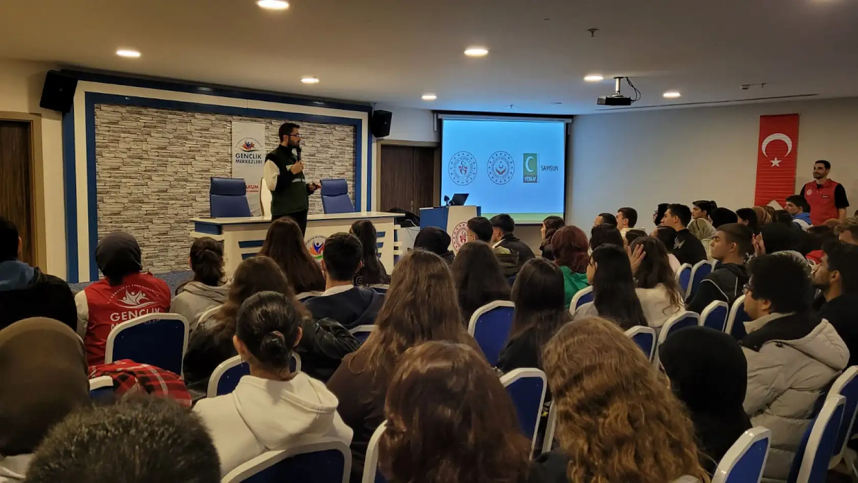 Yeşilay'dan gençlere bağımlılıkla mücadele semineri