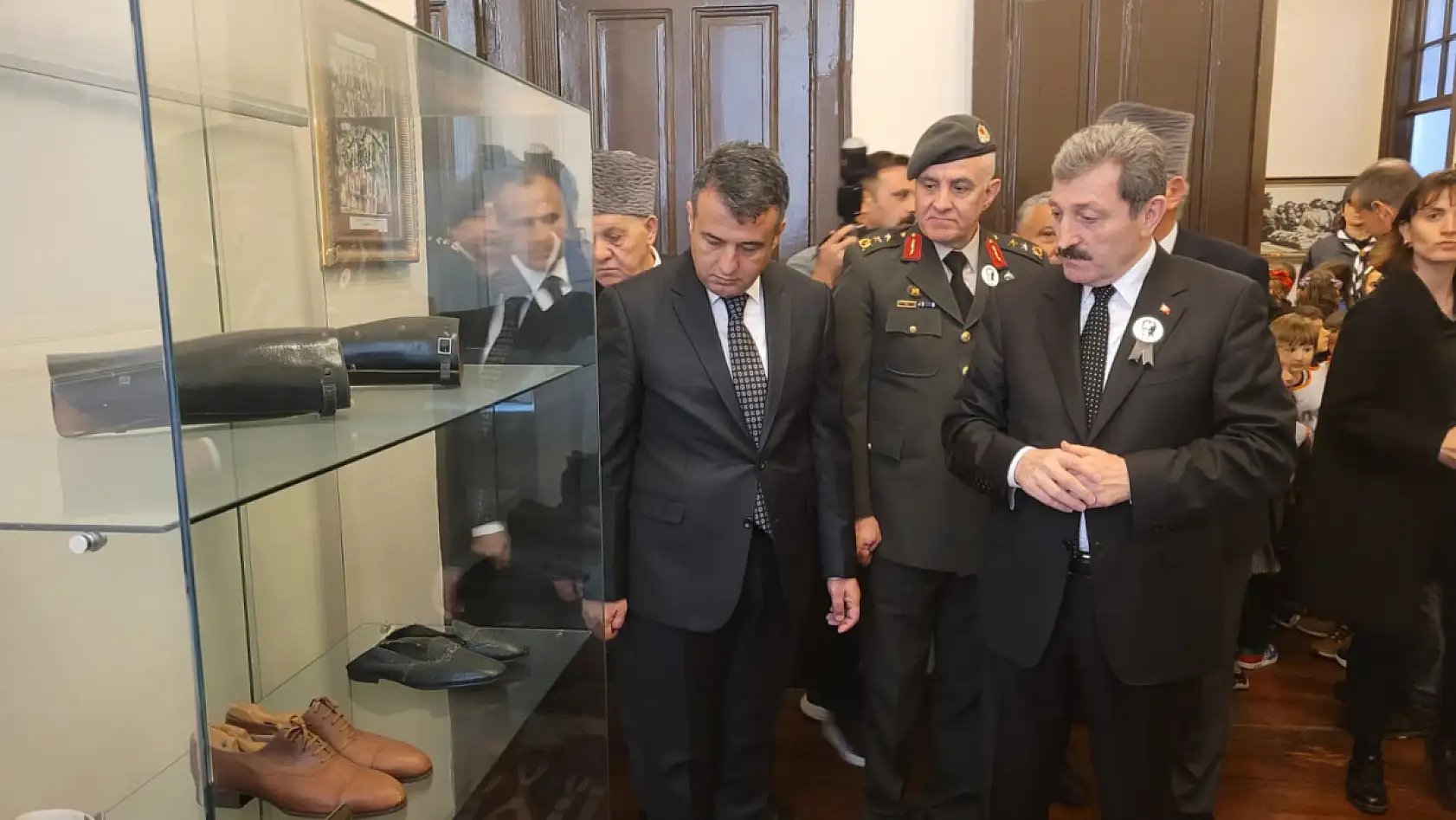 Gazi Müzesi'nde 10 Kasım anmasına yoğun ilgi