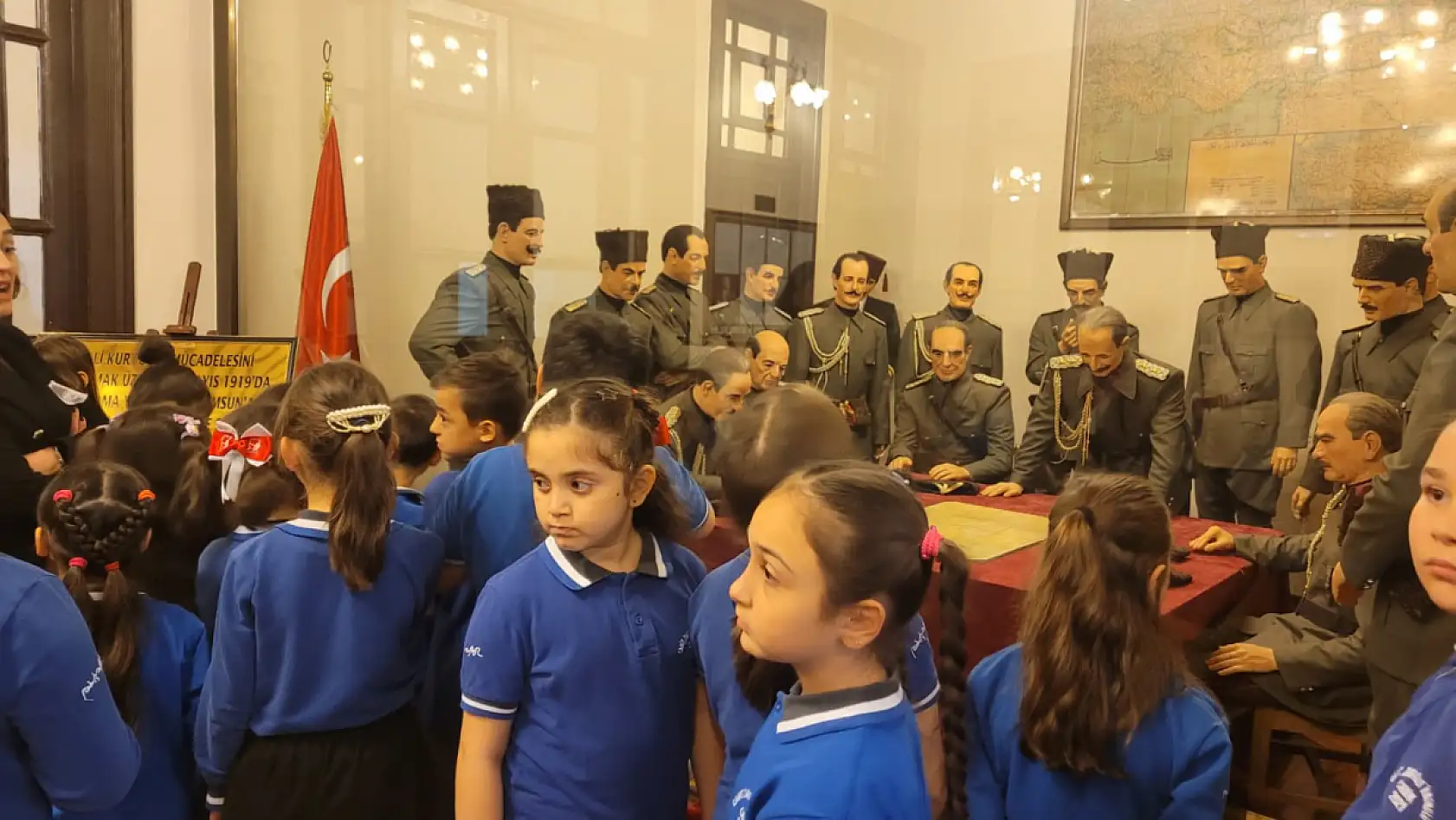 Gazi Müzesi'nde 10 Kasım anmasına yoğun ilgi