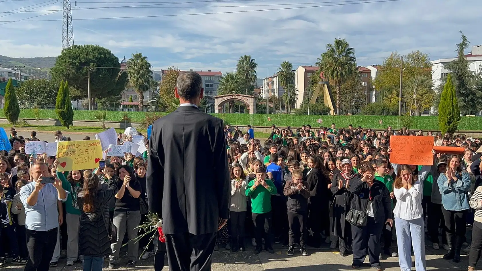 Samsun'da 43 yıl Türkçe öğretmenliği yapan öğretmen emekli oldu
